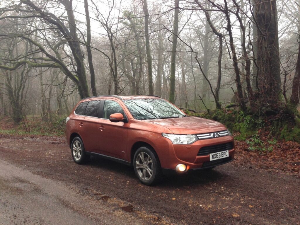 Miksi Mitsubishi Outlander hybridi saa käyttäjiltä erilaisia kokemuksia